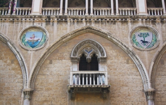 Palazzo Fizzarotti, facciata, dettaglio - da Visit Bari